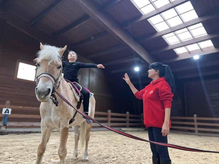 Özel gereksinimli çocuklara atlı jimnastikle rehabilitasyon