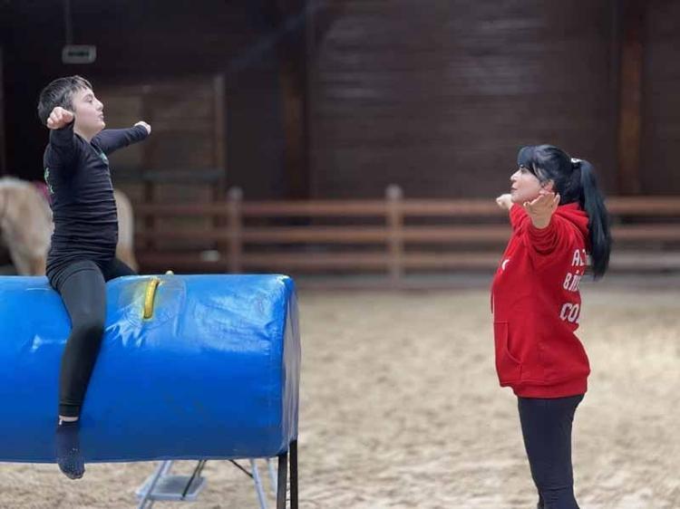 Özel gereksinimli çocuklara atlı jimnastikle rehabilitasyon