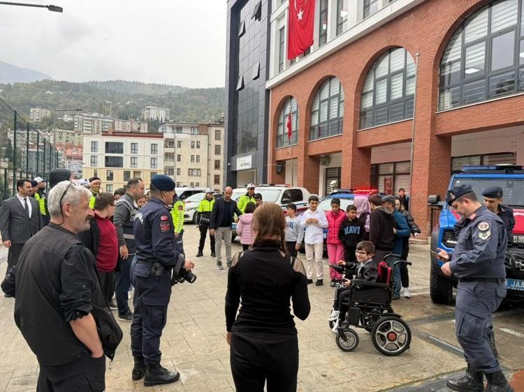 DMD'li Muhammet’in ekip araçlarıyla şehir turu hayali, Vali Ergün’ün talimatıyla gerçek oldu