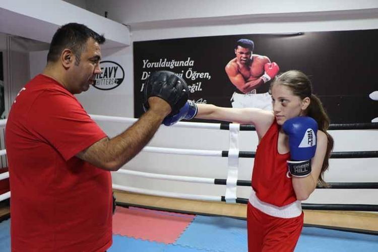 Boksör babası ve abisinin desteğiyle 14 yaşında Avrupa şampiyonu oldu