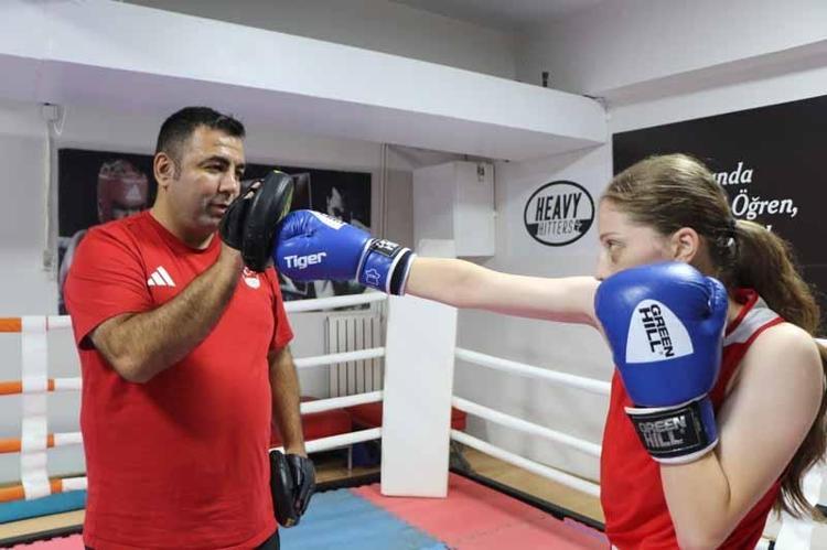 Boksör babası ve abisinin desteğiyle 14 yaşında Avrupa şampiyonu oldu