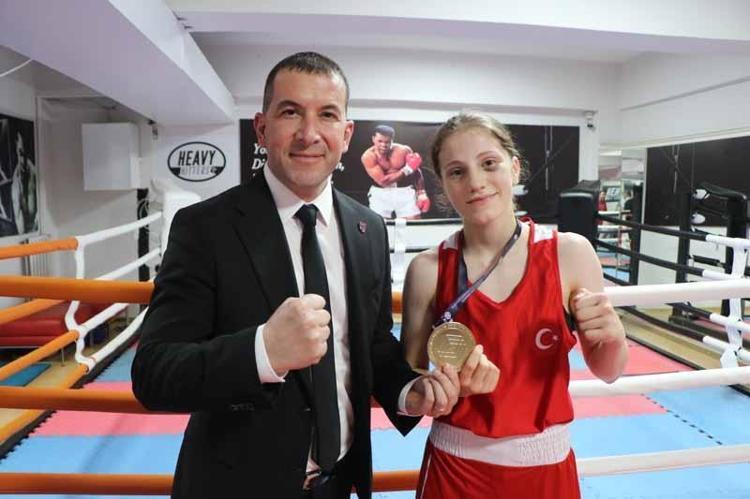 Boksör babası ve abisinin desteğiyle 14 yaşında Avrupa şampiyonu oldu