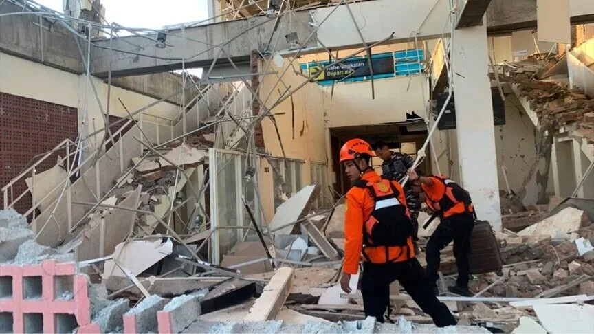 ENDONEZYA'da 7,7'LİK DEPREM: 53 KİŞİ HAYATINI KAYBETTİ